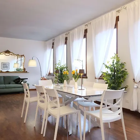 Apartment Vr - Family In The Arena